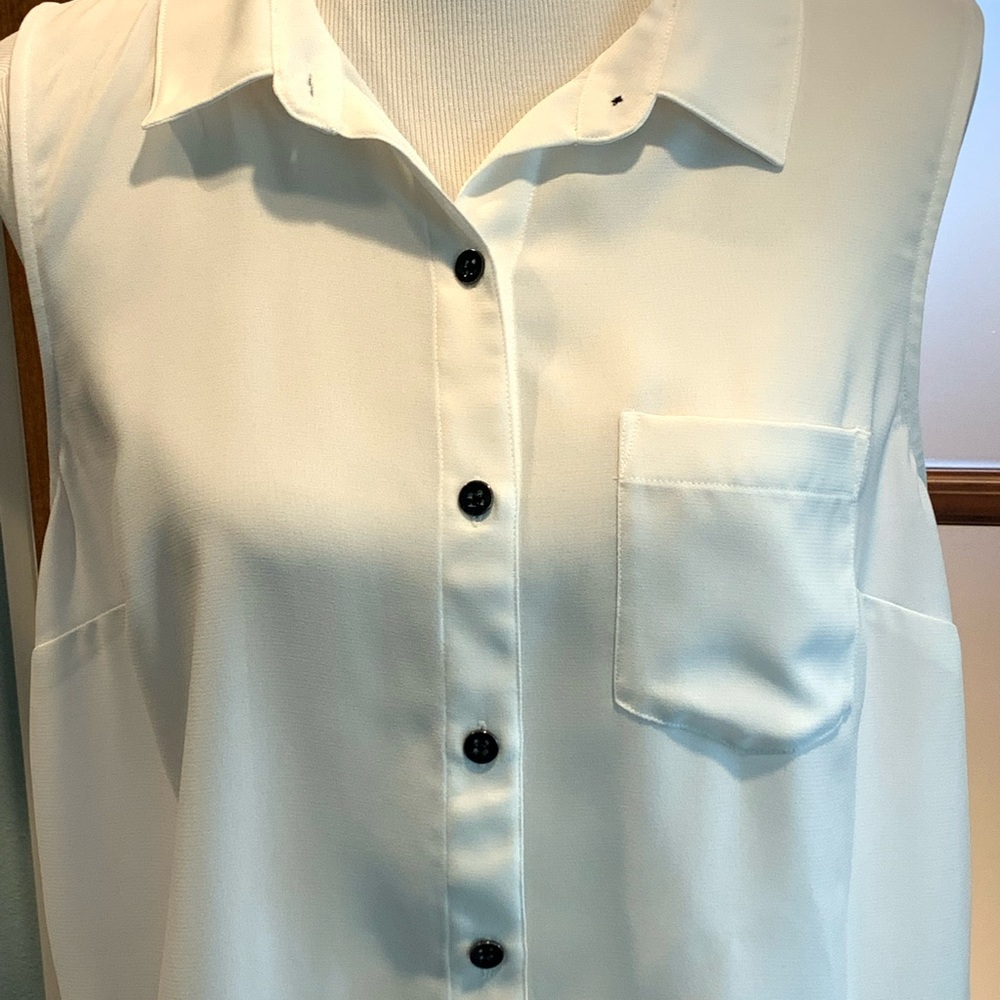 Cute white Cabi sleeveless blouse size medium